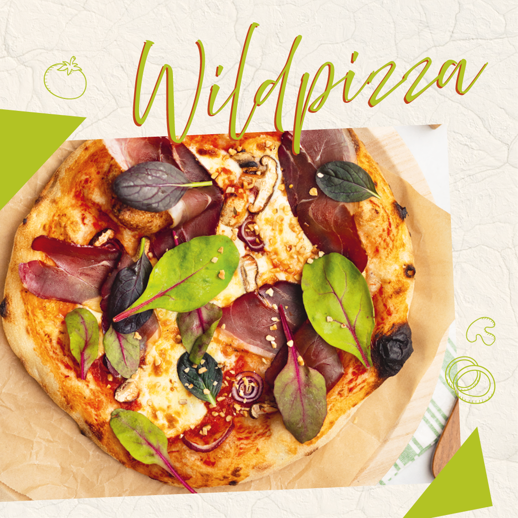 Eine Pizza belegt mit Wildfleischstreifen, Wildkräutern und Champignons